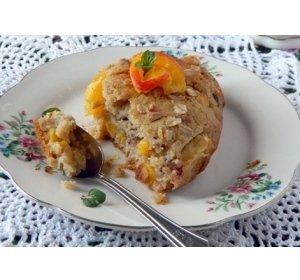Медово-ореховый пирог с персиками