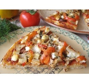 Пицца с курицей, помидорами и сыром