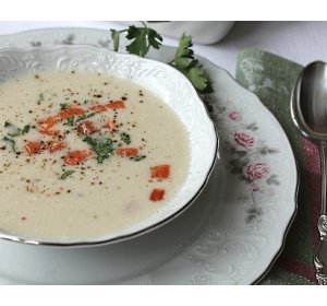 Крем-суп из цветной капусты с копченой семгой